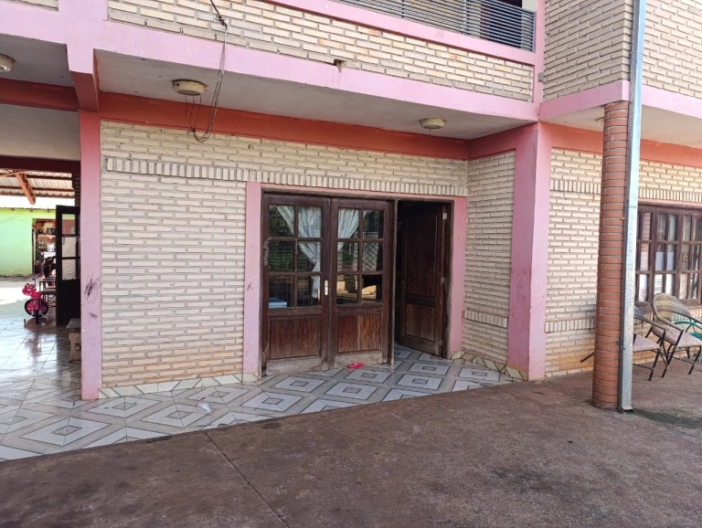 Amplia Casa de 2 Plantas en Cambyretá | 5 Dormitorios, Quincho y Monoambiente